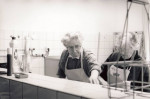 Zr Gertrudis en Maria Clara in de afwaskeuken